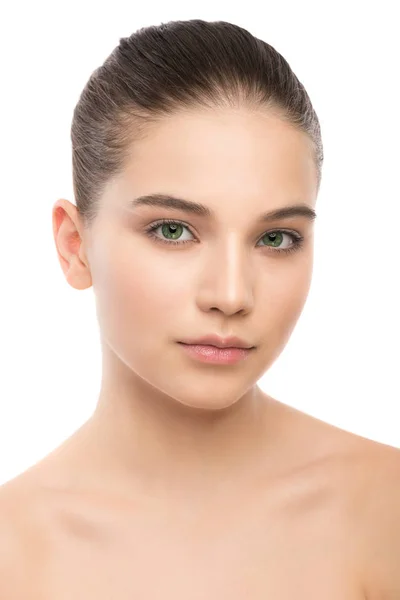 Portret van mooie jonge brunette vrouw met schoon gezicht. Geïsoleerd op een witte. — Stockfoto