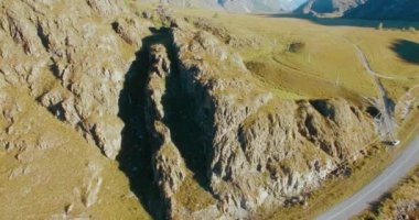 Yürüyüş delikanlı uçurumun tepesinde duran hava Uhd 4k uçuş