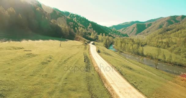 Vista aérea UHD 4K. Vôo aéreo baixo sobre montanha estrada de terra rural — Vídeo de Stock