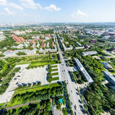 Yolları, evleri ve binaları olan havacılık şehri manzarası.