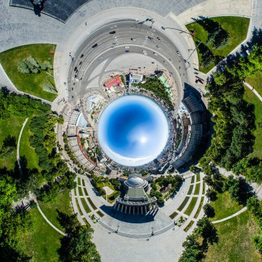 Yolları, evleri ve binaları olan havacılık şehri manzarası.