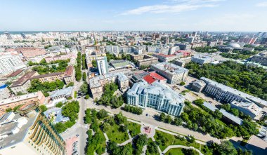 Yolları, evleri ve binaları olan havacılık şehri manzarası.