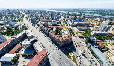 Yolları, evleri ve binaları olan havacılık şehri manzarası.