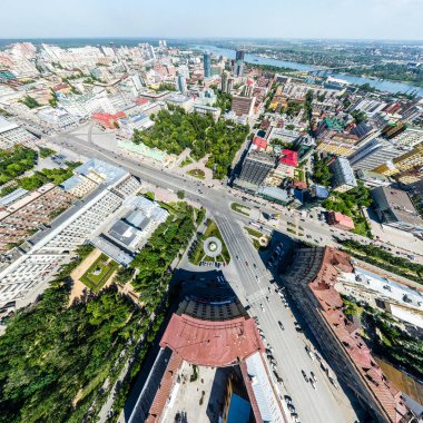 Yolları, evleri ve binaları olan havacılık şehri manzarası.