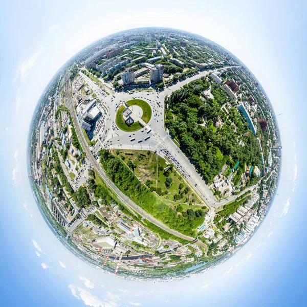 Uitzicht op de stad vanuit de lucht met wegen, huizen en gebouwen. — Stockfoto