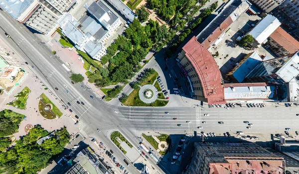 Vista aérea de la ciudad con carreteras, casas y edificios. —  Fotos de Stock