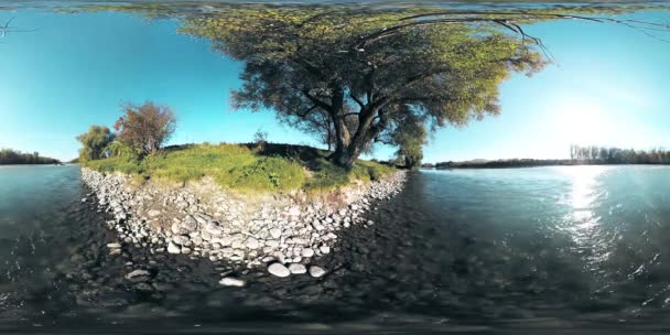 360 VR Realidade Virtual de um rio flui sobre rochas nesta bela floresta de montanhas — Vídeo de Stock