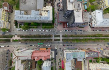Kesişen yollar ve yollar olan havacılık şehri manzarası, binalar. Helikopter vuruldu. Panoramik resim.