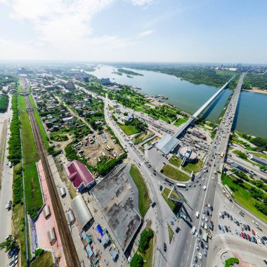 Kesişen yollar ve yollar olan havacılık şehri manzarası, binalar. Helikopter vuruldu. Panoramik resim.