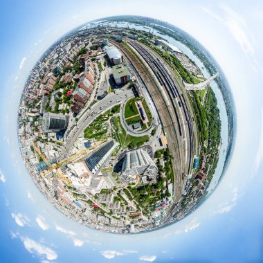 Yolları, evleri ve binaları olan havacılık şehri manzarası.