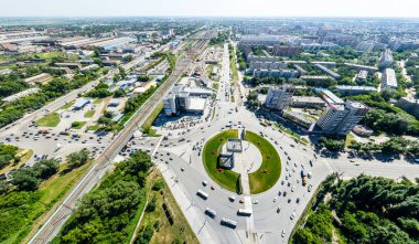 Yolları, evleri ve binaları olan havacılık şehri manzarası.