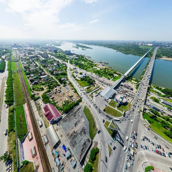 交差点や道路、住宅の建物と空中都市の景色。警官が撃たれた。パノラマ画像. — ストック写真