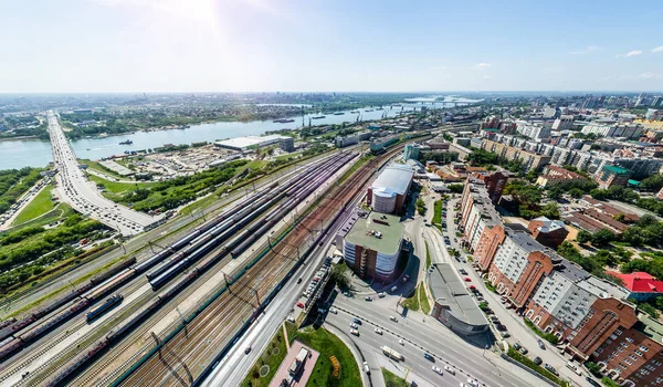 Yolları, evleri ve binaları olan havacılık şehri manzarası.