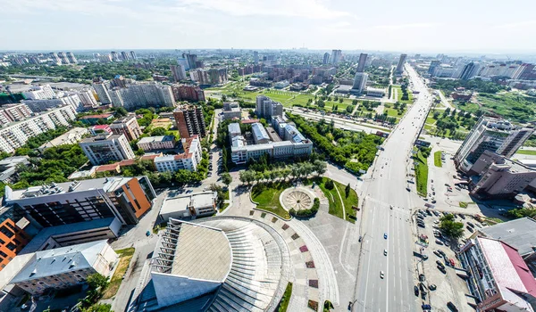 Letecký výhled na město se silnicemi, domy a budovami. — Stock fotografie