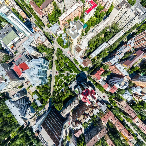 Letecký výhled na město se silnicemi, domy a budovami. — Stock fotografie