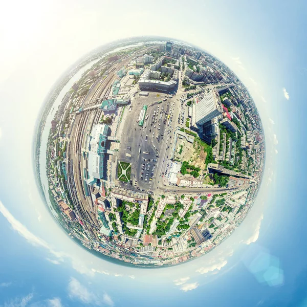 Luchtfoto van de stad. Stedelijk landschap. Een helikopterschot. Panoramisch beeld. — Stockfoto