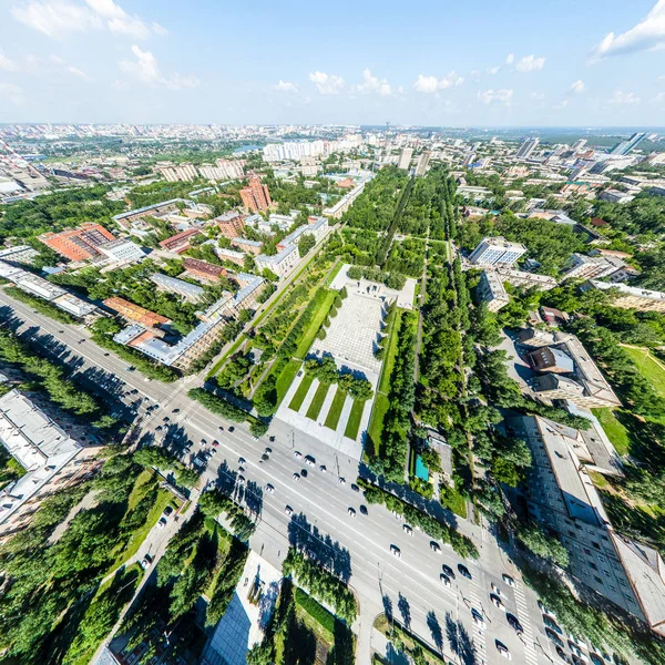 Yolları, evleri ve binaları olan havacılık şehri manzarası.