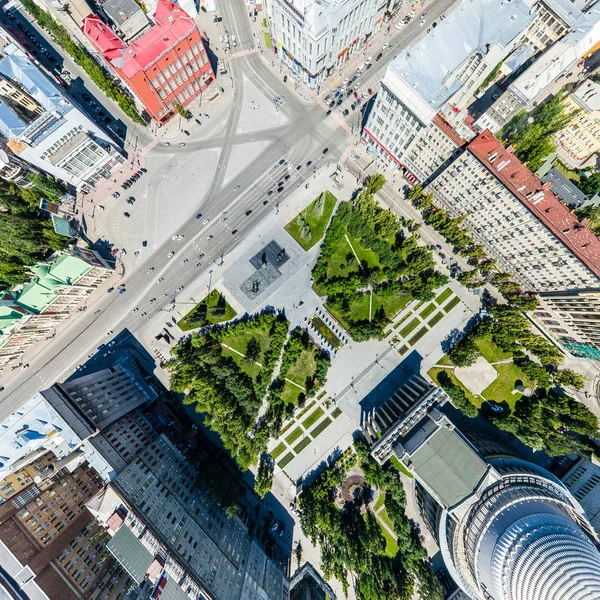 Uitzicht op de stad vanuit de lucht met wegen, huizen en gebouwen. — Stockfoto