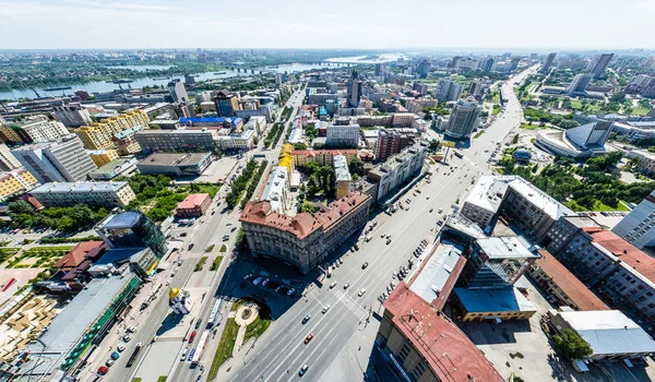 Uitzicht op de stad vanuit de lucht met wegen, huizen en gebouwen. — Stockfoto