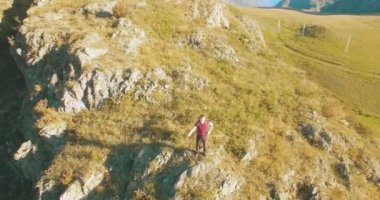 Yürüyüş delikanlı uçurumun tepesinde duran hava Uhd 4k uçuş