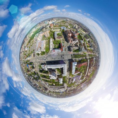 Kesişen yollar ve yollar olan havacılık şehri manzarası, binalar. Helikopter vuruldu. Panoramik resim.