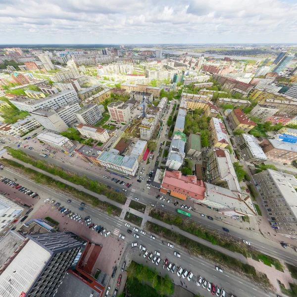 Lucht uitzicht op de stad met kruispunten en wegen, huizen gebouwen. Een helikopterschot. Panoramisch beeld. — Stockfoto