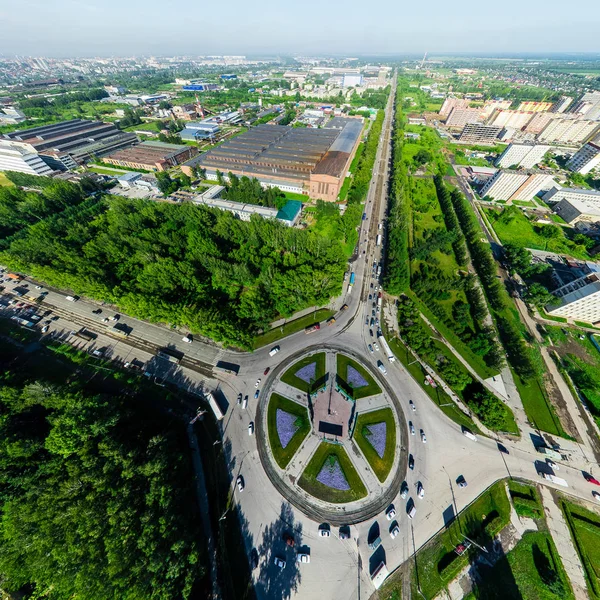 交差点や道路、住宅の建物と空中都市の景色。警官が撃たれた。パノラマ画像. — ストック写真