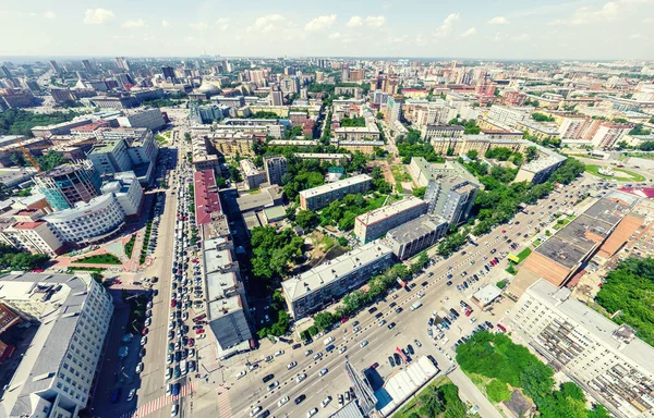 Вид на город с воздуха. Городской пейзаж. Выстрел вертолётом. Панорамное изображение. — стоковое фото