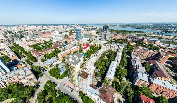 Vista aérea de la ciudad con carreteras, casas y edificios. — Foto de Stock