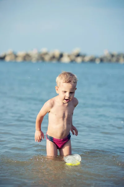 Nettes kleines Kind mit Maske und Schwimmflossen zum Tauchen am tropischen Sandstrand. — Stockfoto