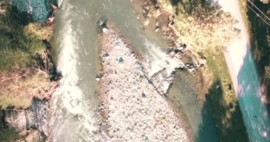 4 k Uhd havadan görünümü. Düşük uçuş üzerinde taze soğuk dağ nehir kıyısında güneşli yaz sabahı.