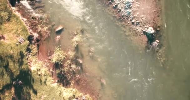 Vue aérienne 4k UHD. Vol bas au-dessus d'une rivière de montagne fraîche et froide au matin ensoleillé d'été .