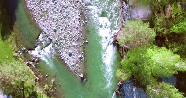 Vue aérienne 4k UHD. Vol bas au-dessus d'une rivière de montagne fraîche et froide au matin ensoleillé d'été .