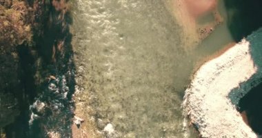 4 k Uhd havadan görünümü. Düşük uçuş üzerinde taze soğuk dağ nehir kıyısında güneşli yaz sabahı.