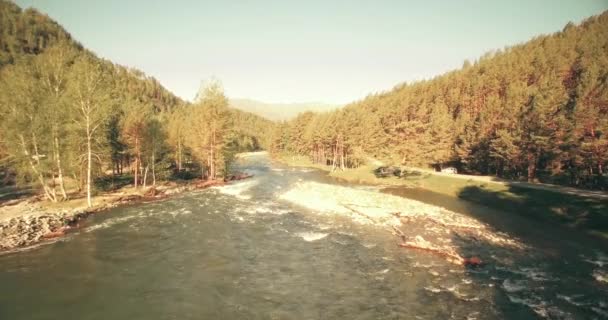 4 k Uhd Flygfoto. Låg flyg över färska kallt berg floden på solig sommarmorgon. — Stockvideo