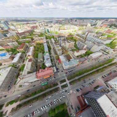 Kesişen yollar ve yollar olan havacılık şehri manzarası, binalar. Helikopter vuruldu. Panoramik resim.