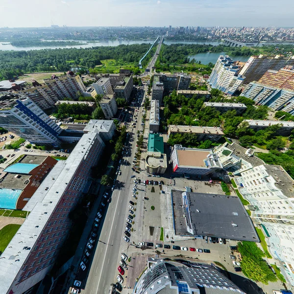 Luftaufnahme der Stadt mit Kreuzungen und Straßen, Häusern. Kopterschuss. Panorama-Bild. — Stockfoto