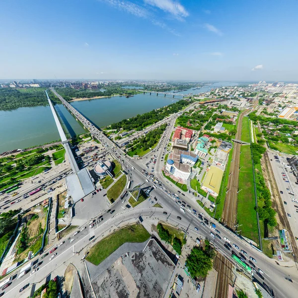 Letecký výhled na město s křižovatkou a silnicemi, domy budovy. Výstřel z helikoptéry. Panoramatický obrázek. — Stock fotografie