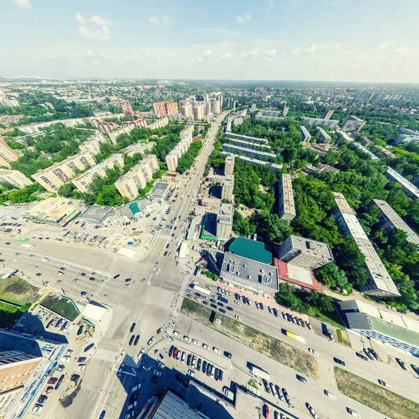 Stadtansichten aus der Luft. Stadtlandschaft. Kopterschuss. Panorama-Bild. — Stockfoto