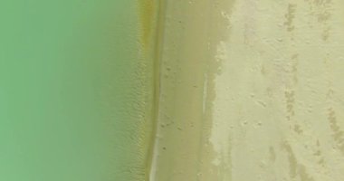 Havadan Uhd 4k görünümü. Taze dağ nehir üzerinde uçuş. Dikey Görünüm ve yatay hareketi