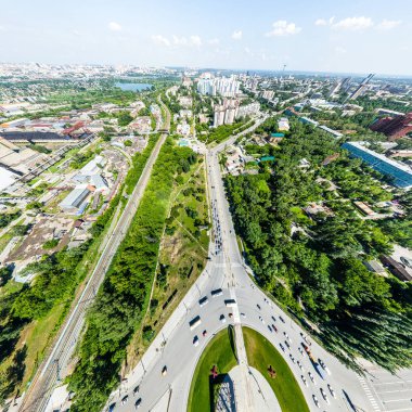 Yolları, evleri ve binaları olan havacılık şehri manzarası.