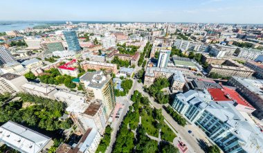 Yolları, evleri ve binaları olan havacılık şehri manzarası.