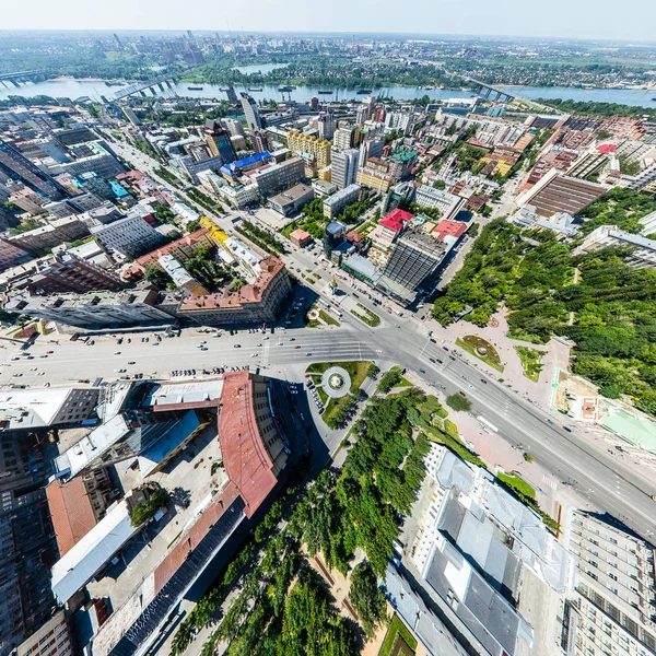 Vista aérea de la ciudad con carreteras, casas y edificios. — Foto de Stock