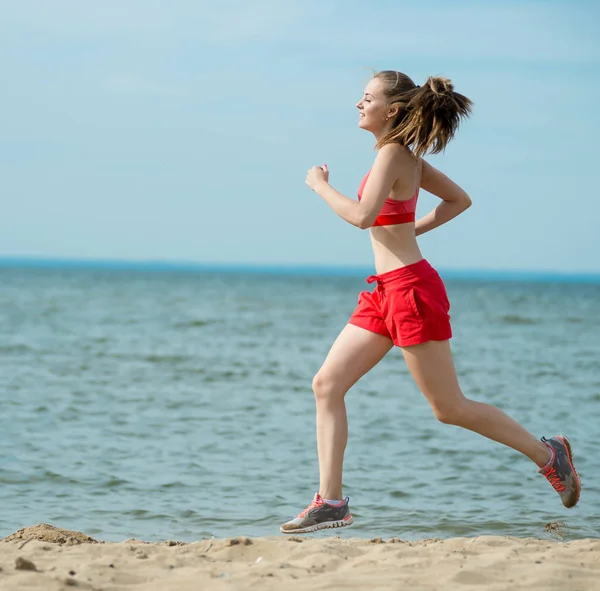 Mladá dáma v slunné letní pískové pláže. Cvičení. Jog — Stock fotografie