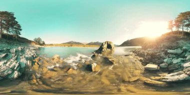 UHD 4k 360 Vr sanal gerçeklik bir nehrin akışı güzel dağ manzarası kayalarda üzerinde