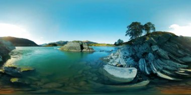 UHD 4k 360 Vr sanal gerçeklik bir nehrin akışı güzel dağ manzarası kayalarda üzerinde