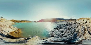 UHD 4k 360 Vr sanal gerçeklik bir nehrin akışı güzel dağ manzarası kayalarda üzerinde