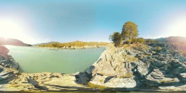 UHD 4k 360 Vr sanal gerçeklik bir nehrin akışı güzel dağ manzarası kayalarda üzerinde