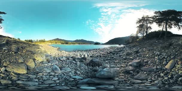 UHD 4k 360 Vr sanal gerçeklik bir nehrin akışı güzel dağ manzarası kayalarda üzerinde — Stok video