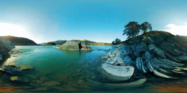 UHD 4K 360 VR La realidad virtual de un río fluye sobre rocas en un hermoso paisaje de montaña — Vídeo de stock